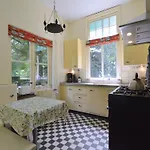 Дом отдыха In With Garden *