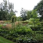 Дом отдыха In With Garden *